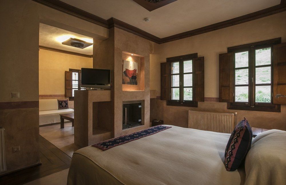 Katogi Averoff Hotel & Winery メツォヴォ エクステリア 写真